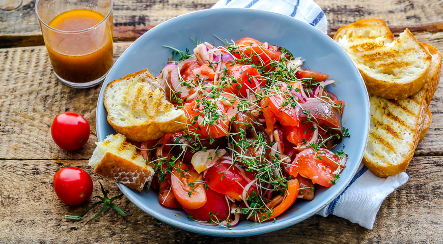 Салат из помидоров и клубники с заправкой в тайском стиле