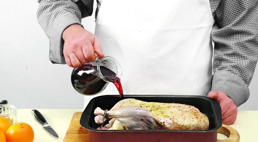 Фото приготовления рецепта: Утка в глазури из граната и рома, шаг №3