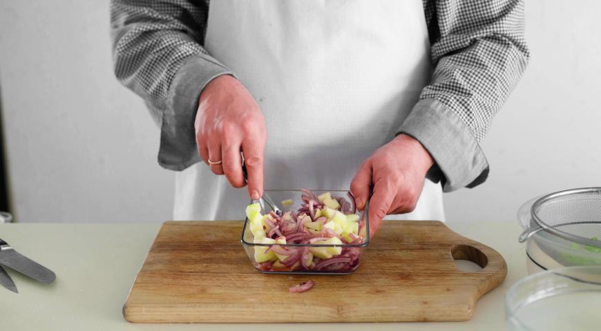 Фото приготовления рецепта: Постный салат из кальмаров и огурцов, шаг №4