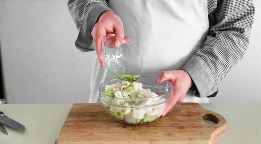 Фото приготовления рецепта: Постный салат из кальмаров и огурцов, шаг №5