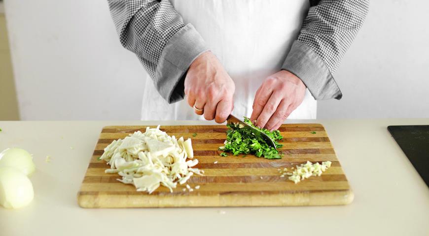 Фото приготовления рецепта: Вкусный постный борщ с фасолью, шаг №4
