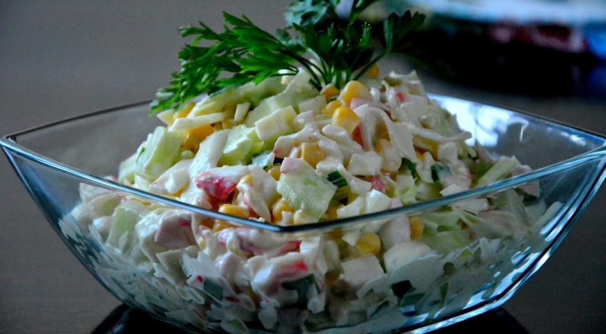 Салат с капустой, огурцом и кукурузой готов к подаче