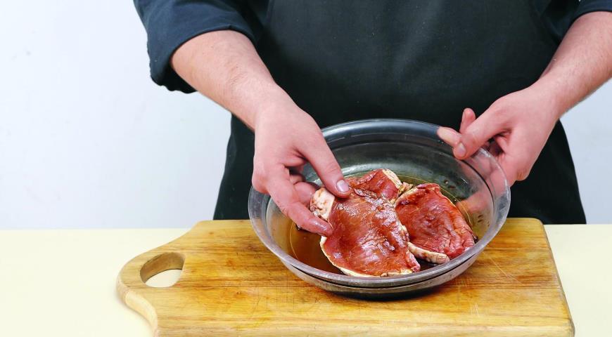 Фото приготовления рецепта: Теплый салат со свининой в азиатском стиле, шаг №1