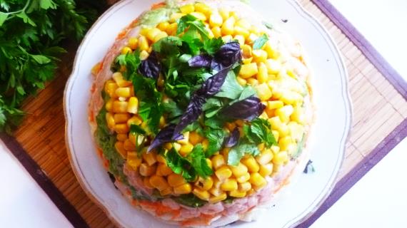 Слоеный овощной салат с креветками и макаронами