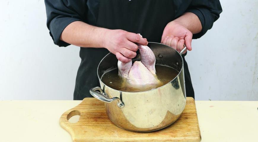Фото приготовления рецепта: Целая курица, запеченная на барбекю, шаг №1