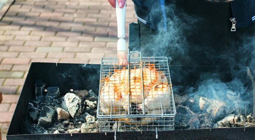 Фото приготовления рецепта: Целая курица, запеченная на барбекю, шаг №5