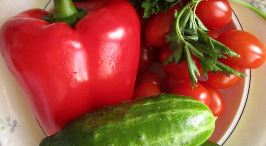 Подготавливаем овощи для салата с болгарской брынзой
