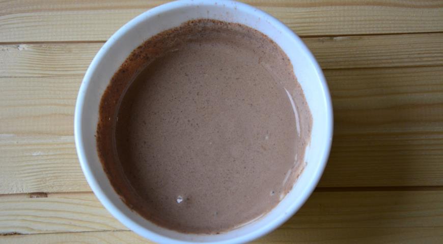 В 1/3 часть крема добавляем какао
