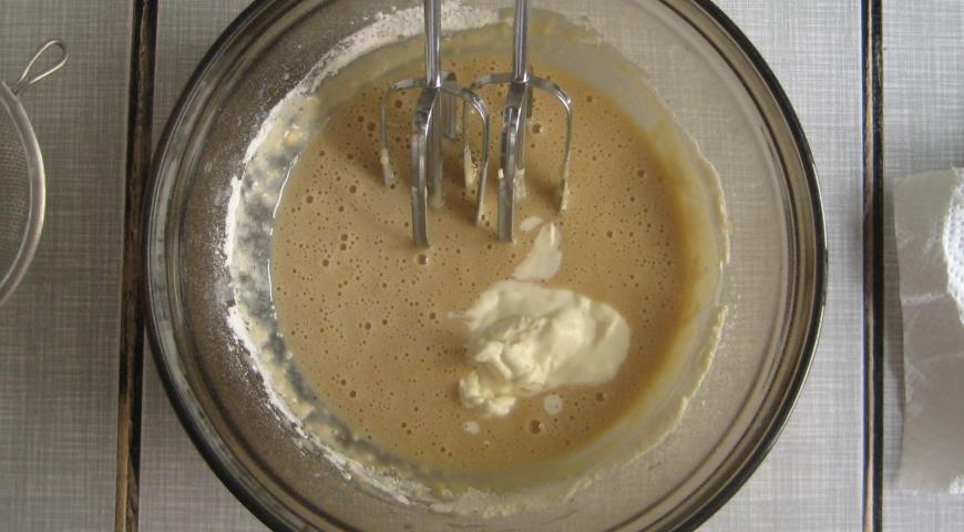 В тесто для плетенки добавляем размягченное сливочное масло и сметану