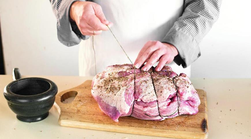 Фото приготовления рецепта: Буженина из свинины в духовке, шаг №4