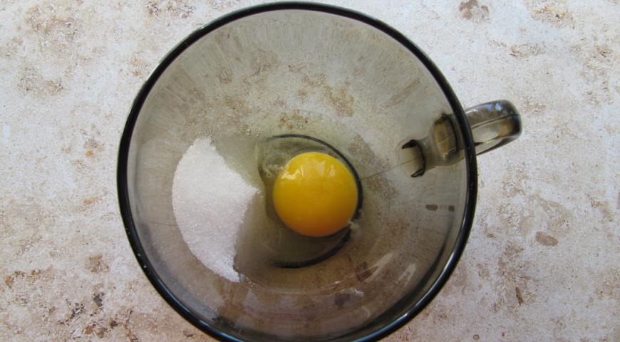 Взбиваем яйцо с сахаром
