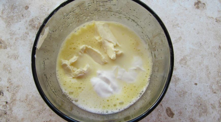 Добавляем сливочное масло и йогурт