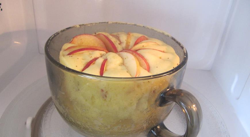 Ставим выпекаться пирог в кружке с яблоками