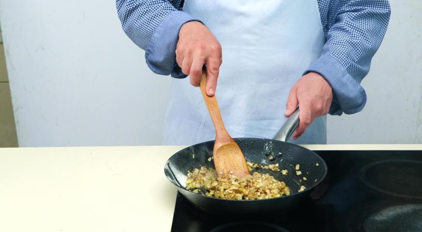 Рецепт куриной печени в сметанном соусе с луком на сковороде: шаг за шагом