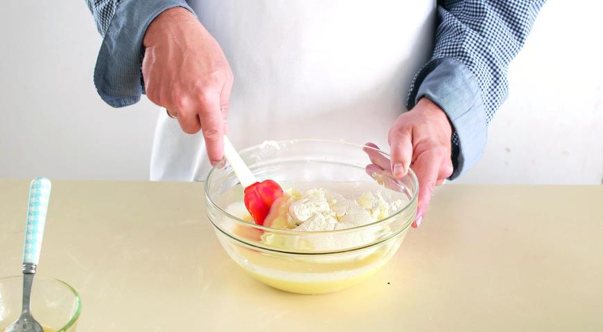 Фото приготовления рецепта: Слоеная ватрушка с творогом и медом, шаг №2