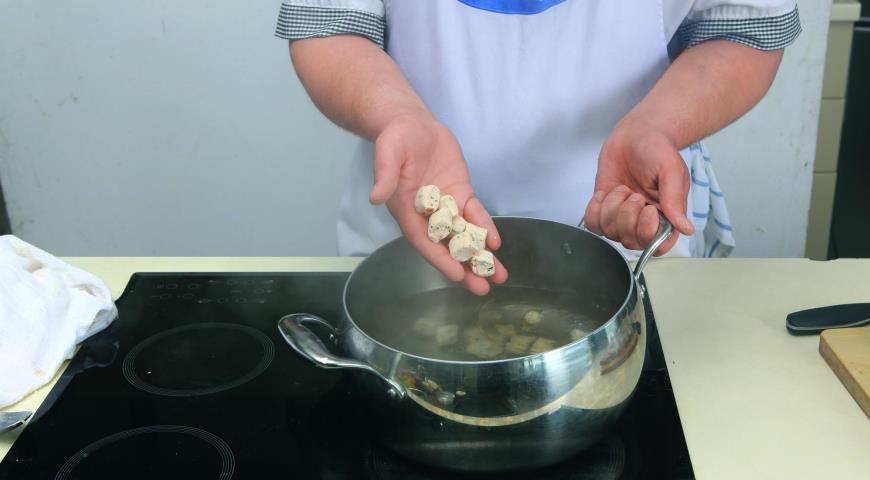 Фото приготовления рецепта: Несладкие ленивые вареники, шаг №4
