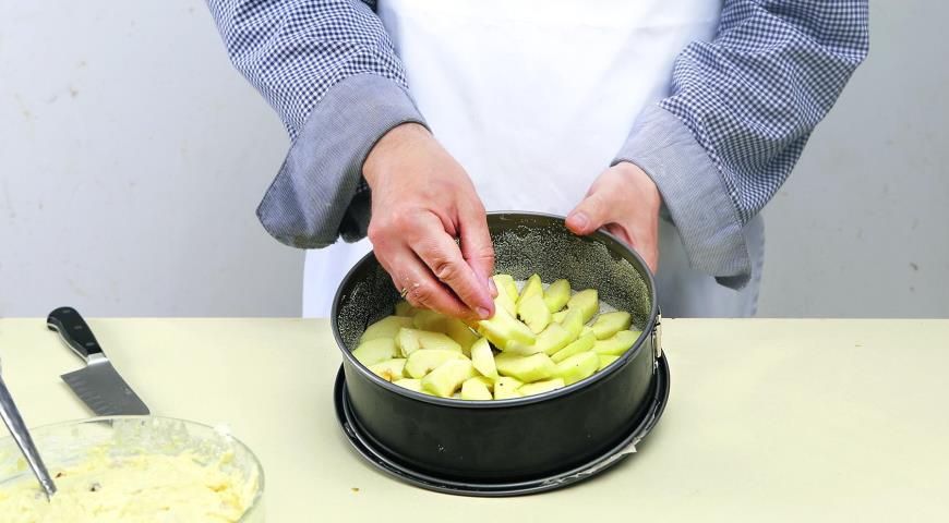 Фото приготовления рецепта: Запеканка из творога с яблоками и изюмом, шаг №5