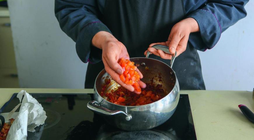 Фото приготовления рецепта: Томатный суп с нутом и беконом, шаг №3
