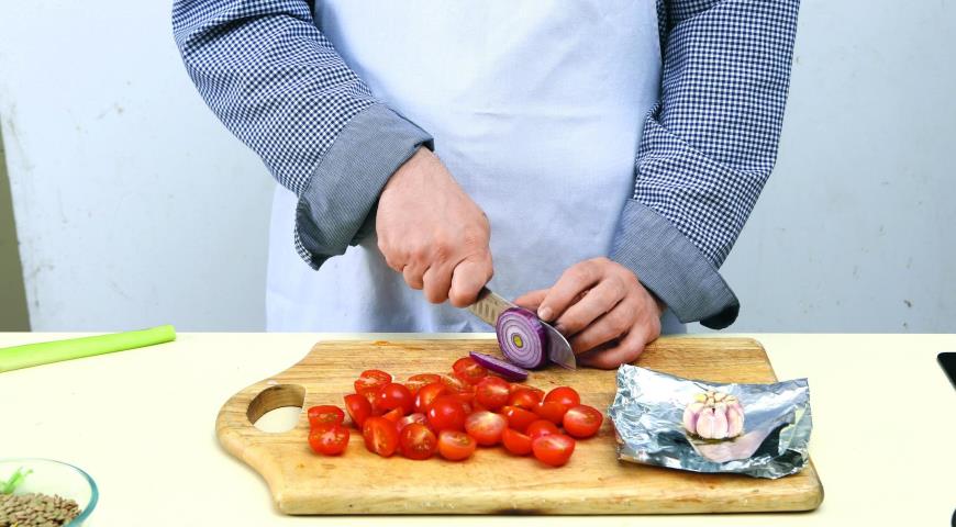 Фото приготовления рецепта: Салат из чечевицы и печеных помидоров, шаг №2