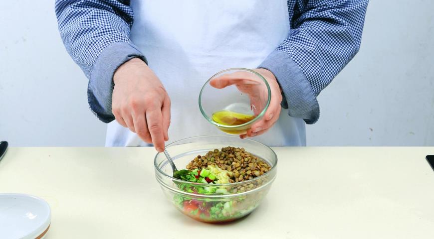 Фото приготовления рецепта: Салат из чечевицы и печеных помидоров, шаг №6