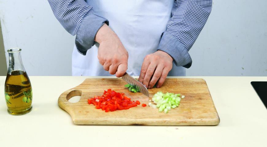 Фото приготовления рецепта: Салат из чечевицы и печеных помидоров, шаг №5