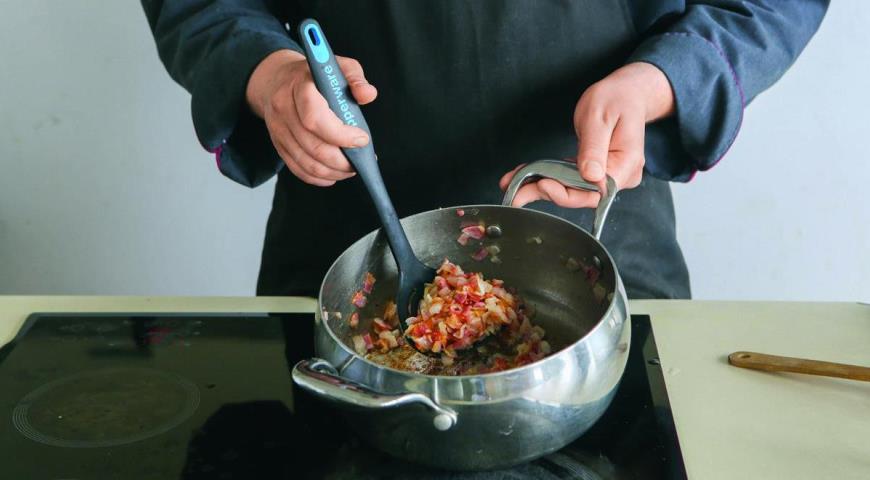 Фото приготовления рецепта: Томатный суп с нутом и беконом, шаг №2
