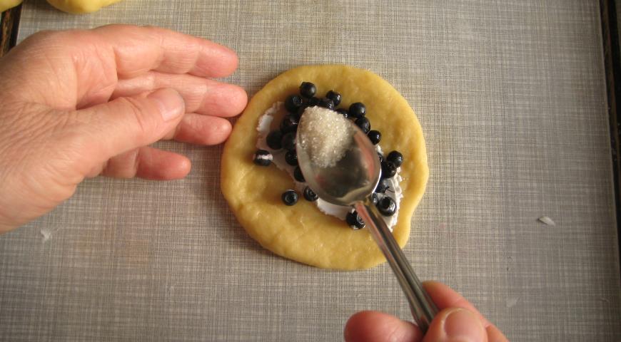 Фото приготовления рецепта: Пирожки дрожжевые с черникой, шаг №12