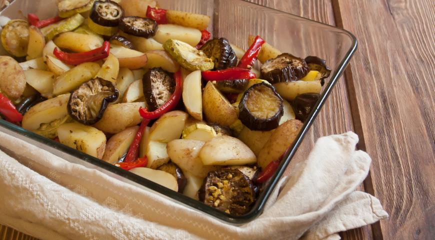 Молодой картофель с овощами в рукаве для запекания, как приготовить: