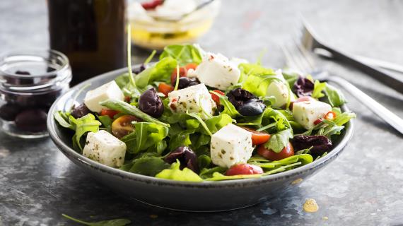 Салат с оливками и сыром