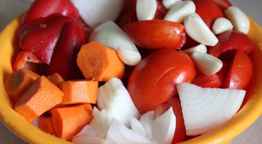 Для соуса нарезаем лук, морковь и сладкий перец