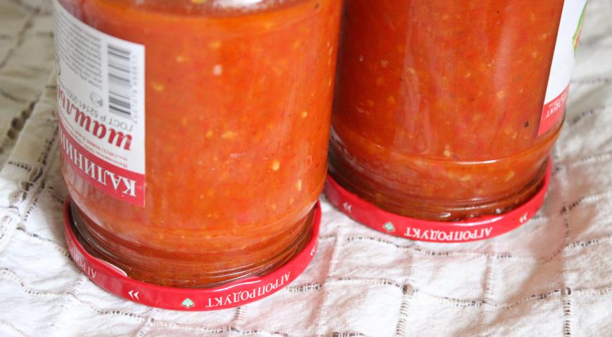 Оставляем острый томатный соус со сладким перцем до полного остывания