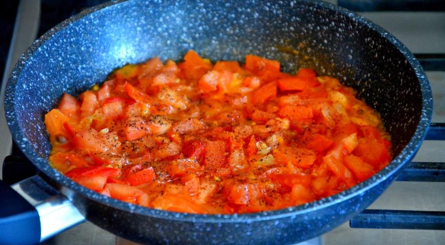 Отправляем помидоры в сковороду, посыпаем специями