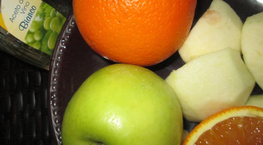 Апельсины и яблоки для чатни нарезаем дольками