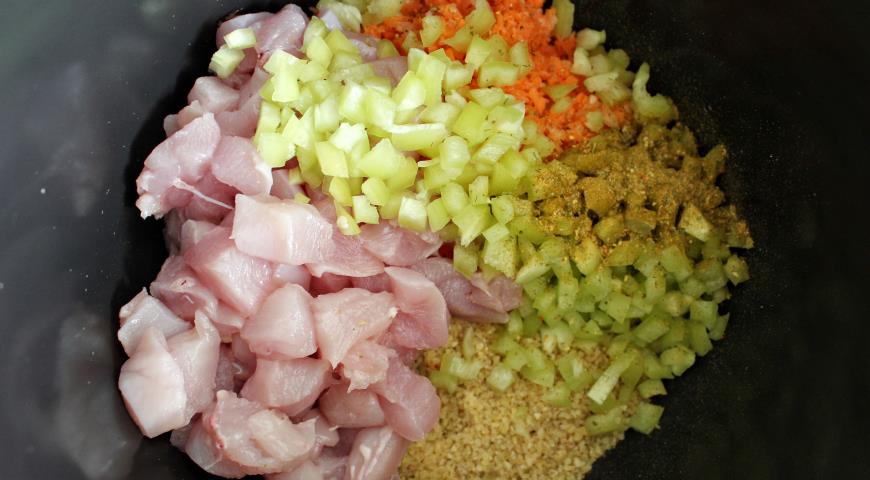 Булгур, нарезанные овощи и куриное филе тушим в мультиварке до готовности 