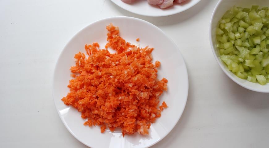 Морковь и лук измельчаем в блендере