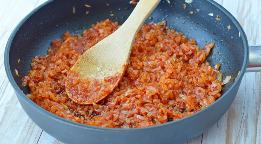 Добавить к луку томатную пасту, тушить 5-8 минут
