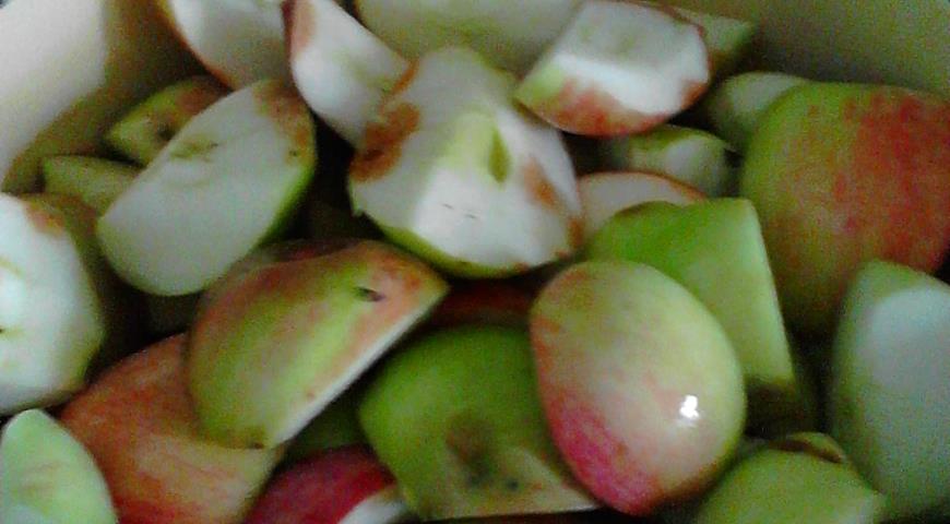 Нарезать яблоки дольками, выложить в кастрюлю и залить водой