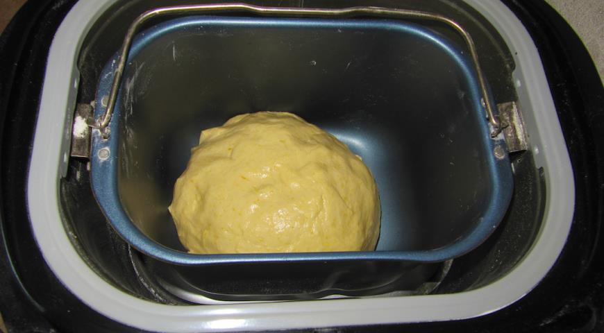 Замесить тесто для приготовления хлеба из тыквы