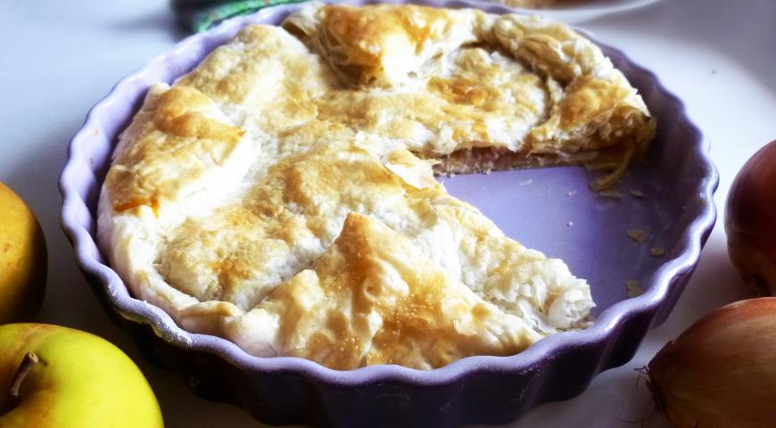 Корнуолльский пирог из лука с яблоками готов к подаче