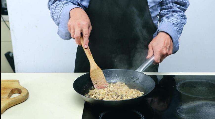 Фото приготовления рецепта: Куриное филе, запеченное с шампиньонами, шаг №2