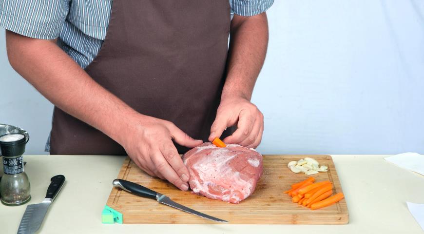 Фото приготовления рецепта: Буженина, фаршированная чесноком и морковью, шаг №3