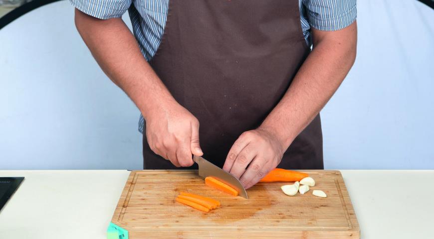 Фото приготовления рецепта: Буженина, фаршированная чесноком и морковью, шаг №1
