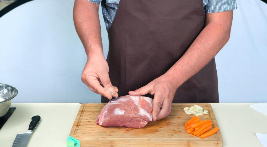 Фото приготовления рецепта: Буженина, фаршированная чесноком и морковью, шаг №2