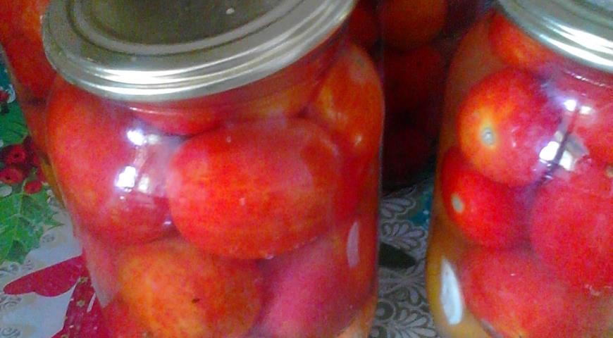 Помидоры в томатном соке сначала заливаем кипятком