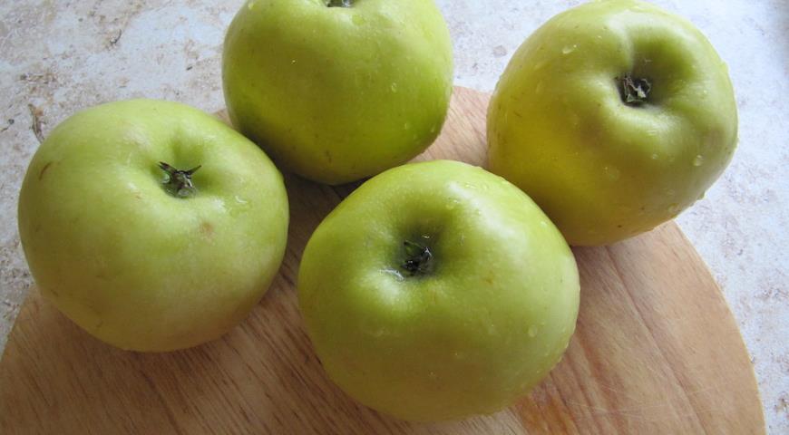 Очистить от сердцевины яблоки и нарезать дольками