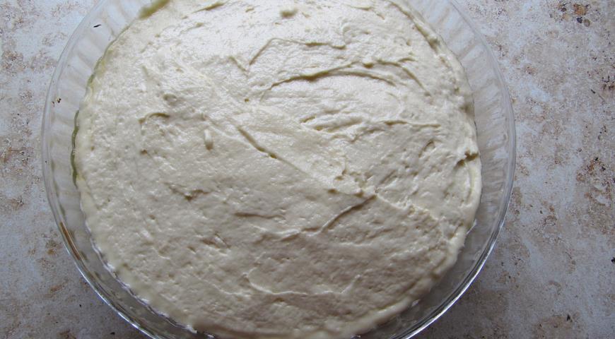 Выложить тесто поверх яблок и запекать до готовности, готовый пирог перевернуть