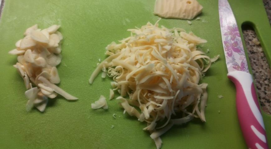 За пять минут до готовности добавить специи, чеснок и тертый сыр