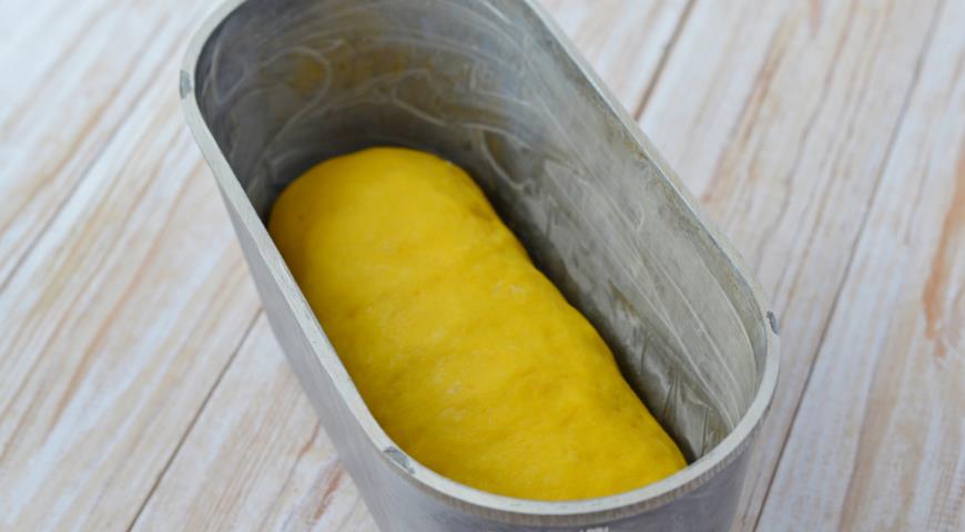 Смазать форму маслом и выложить в нее тесто