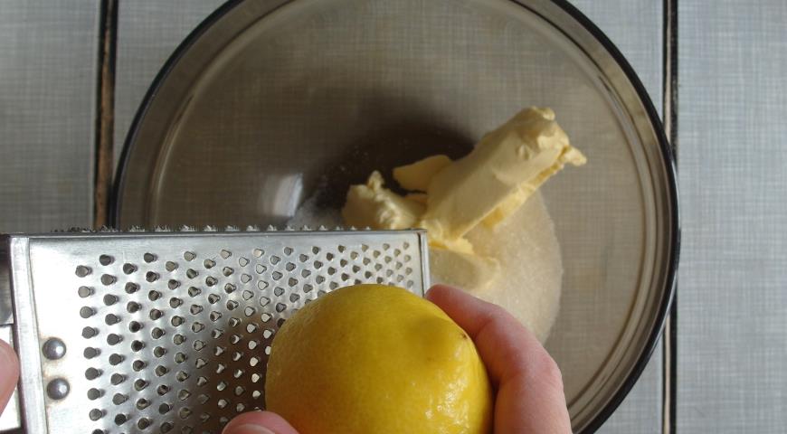 В сливочное масло натираем цедру лимона