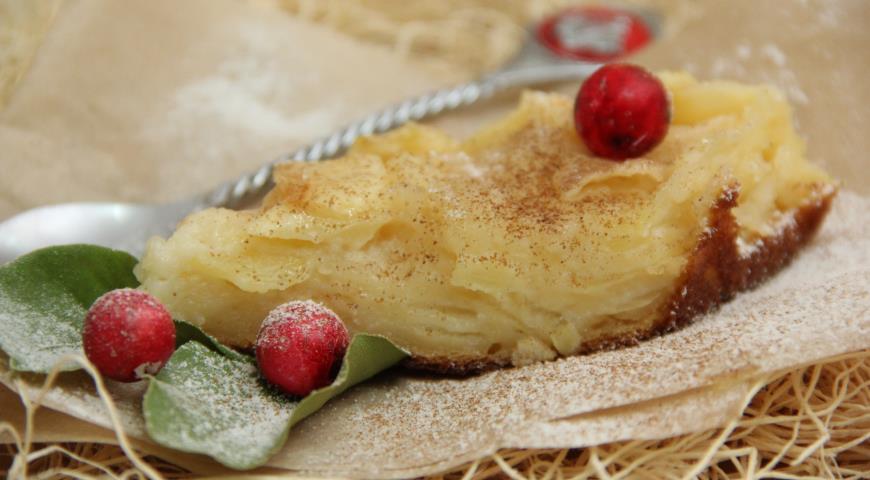 Яблочный пирог "Невидимый" украшаем ягодами и корицей